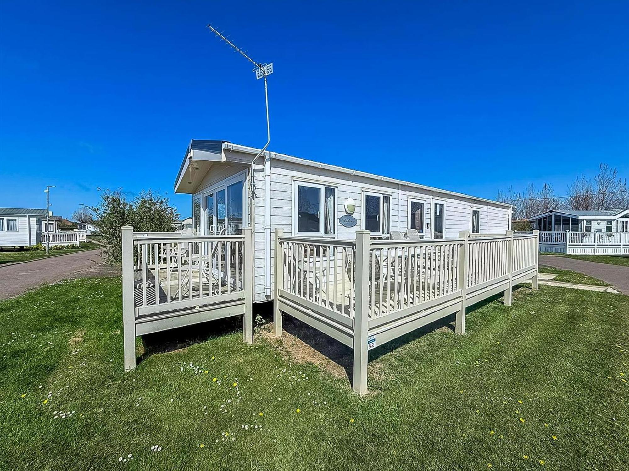 Beautiful Caravan With Decking At California Cliffs In Scratby Ref 50052l * Great Yarmouth